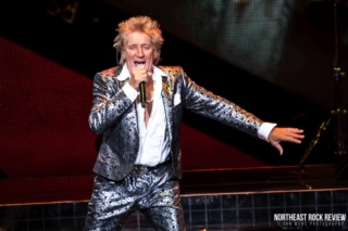 AT HIS 78 YEARS, ROD STEWART OFFERED A ROCK RECITAL AT THE WIZINK