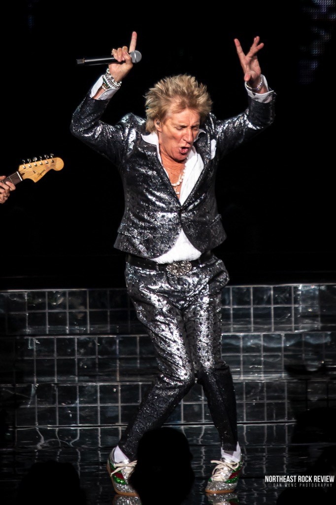 AT HIS 78 YEARS, ROD STEWART OFFERED A ROCK RECITAL AT THE WIZINK